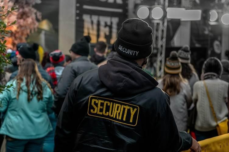 Une garde de sécurité en action au cœur de la foule