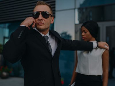 Un garde du corps protégeant une VIP