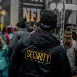Une garde de sécurité en action au cœur de la foule