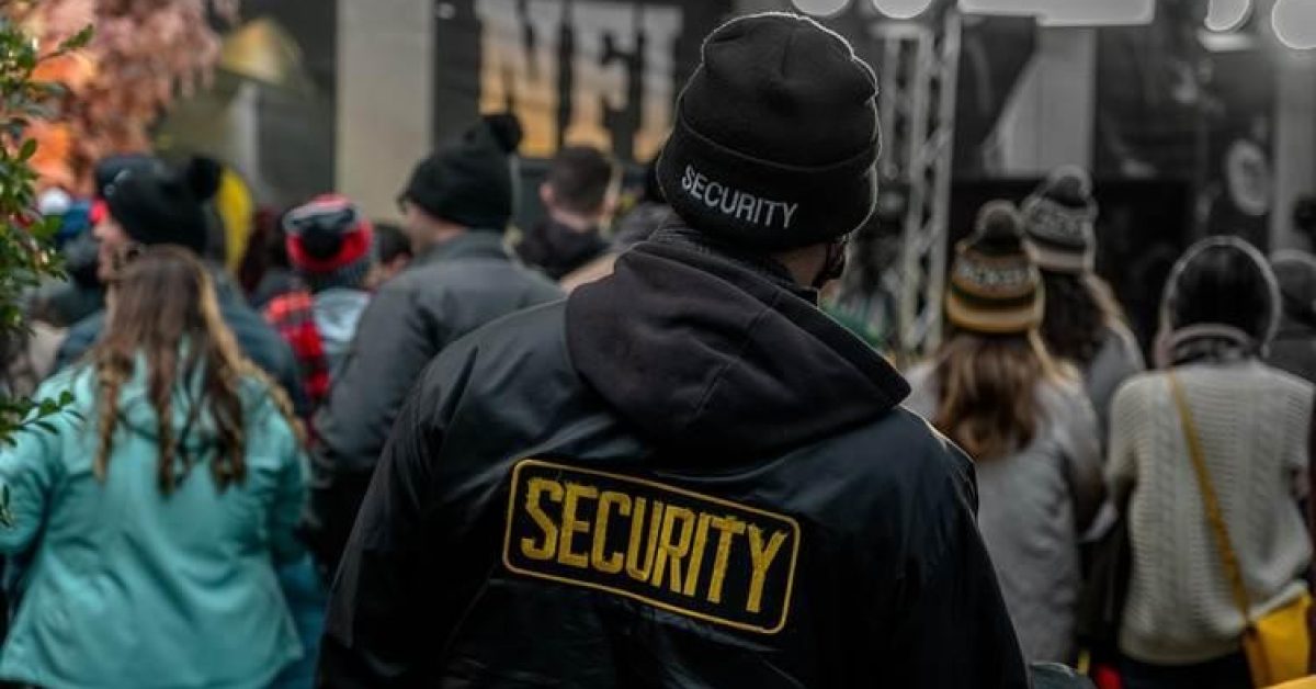 Une garde de sécurité en action au cœur de la foule