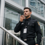 Agent société de sécurité privée surveillant entreprise