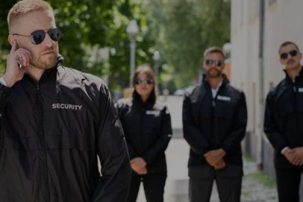 Des agents de sécurité en service