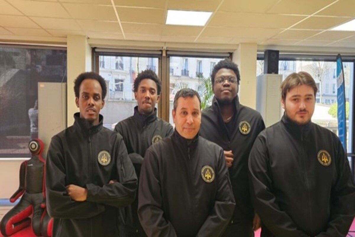 Des agents de la sécurité privée