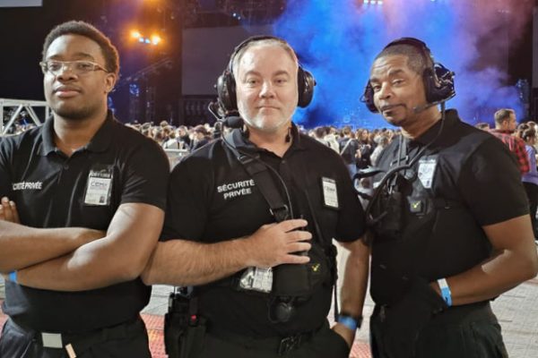 Des agents assurant la sécurité lors d’un évènement