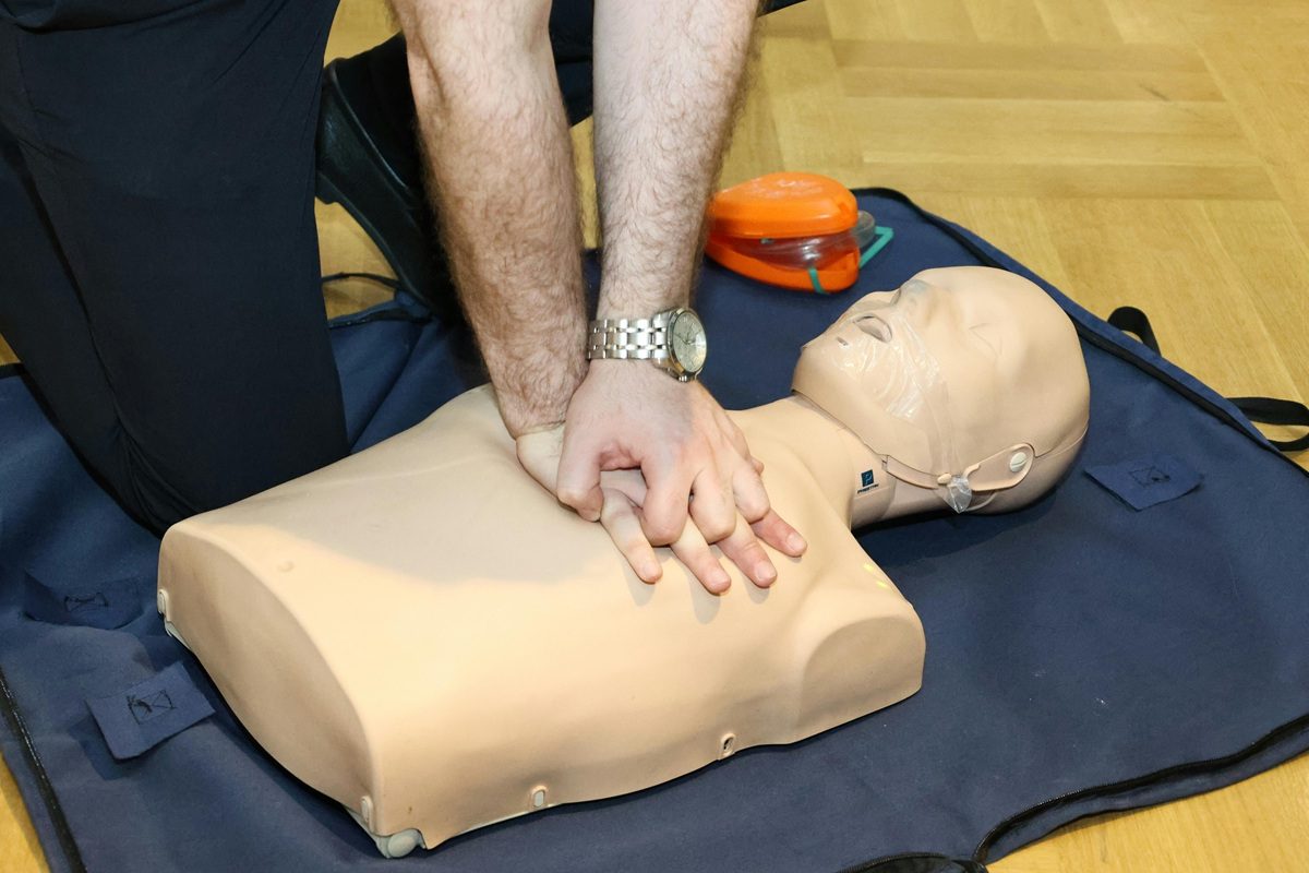 formation-secourisme Formation de secourisme en entreprise : apprenant pratiquant les gestes de premiers secours