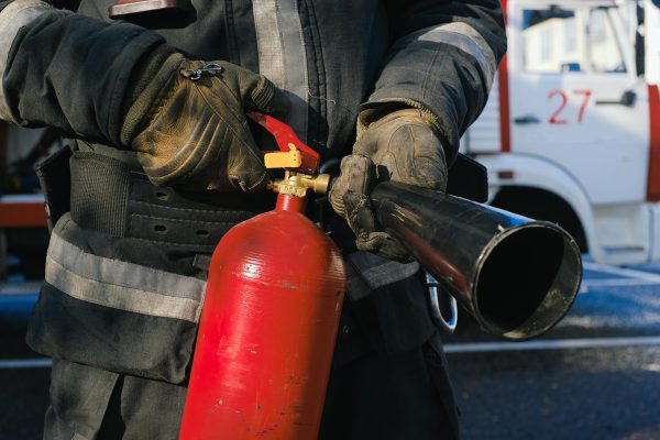 Formation prévention incendie : agent apprenant à utiliser un extincteur en entreprise