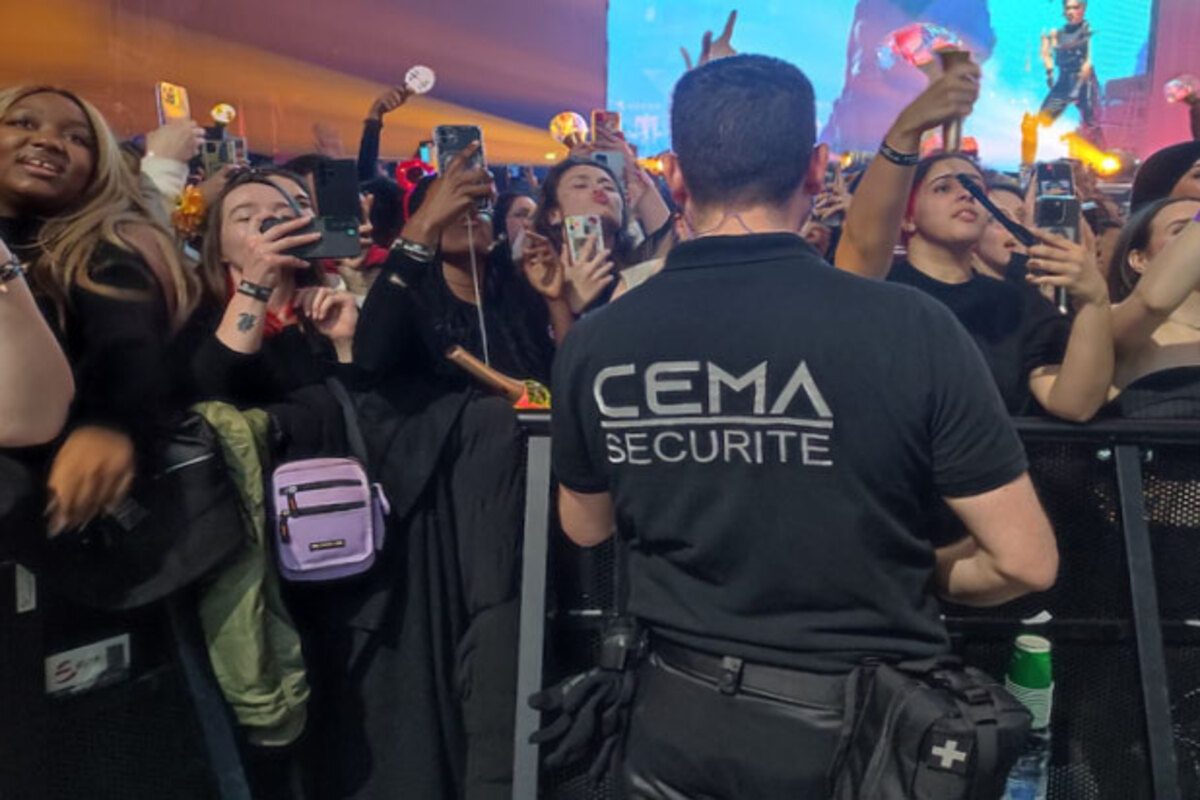 Un agent de la sécurité privée face à une foule