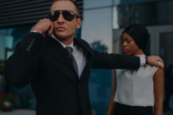 Un garde du corps protégeant une VIP